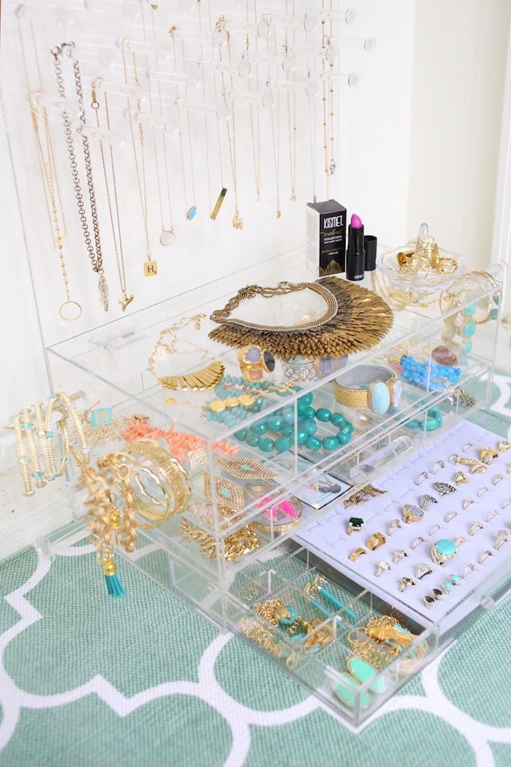 lucite-jewelry-display