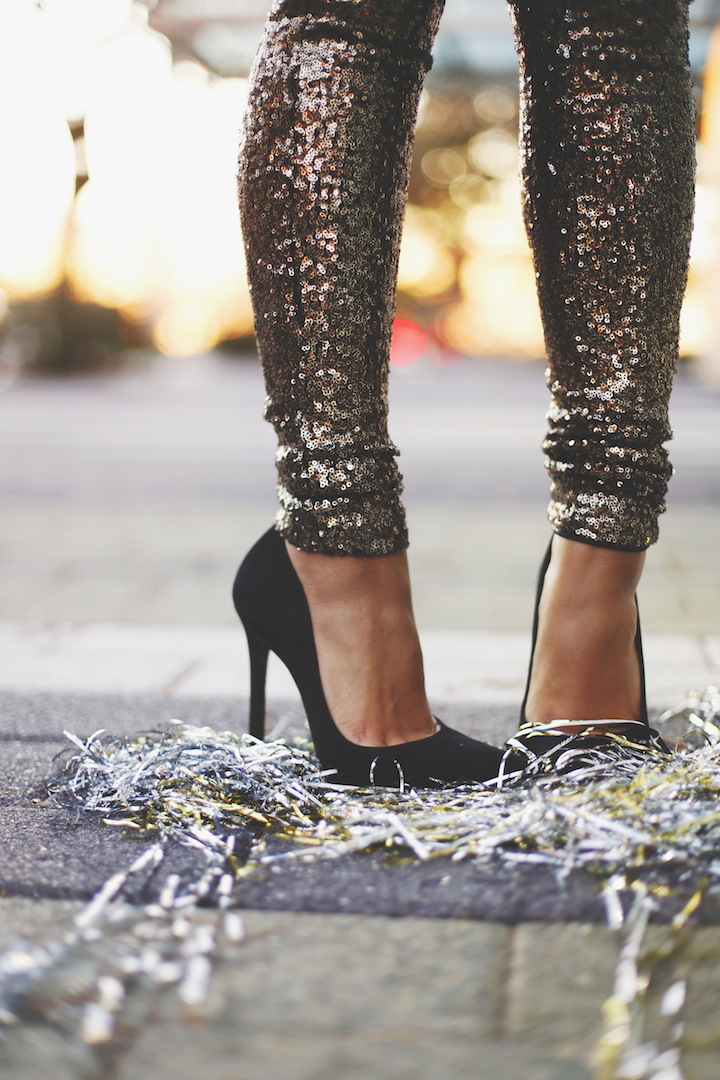 HOLIDAY OUTFIT 2020 - SEQUIN LEGGINGS - MY HAPPY PLACE